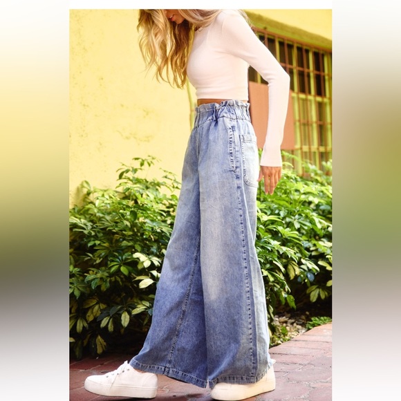 High Waist Wide Leg Jean With Side Pockets - Picture 4 of 8